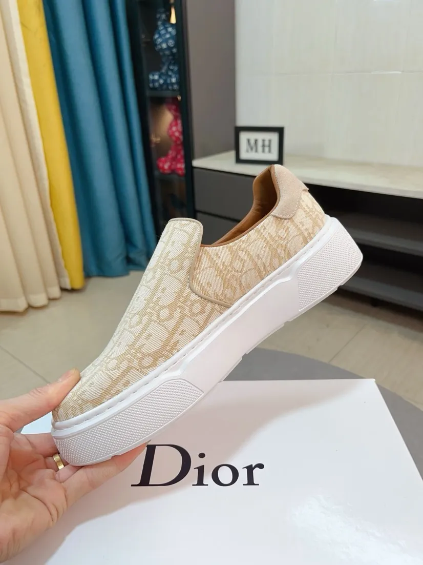 Men's men's shoes 💰380🌸🌸[Dior] 25ss new product B01 moral training shoes. The toe dimension design of the couple's style is a bit wider. The upper foot comfort is perfect. The threads are beautiful. Perfectly adaptable to trousers. Decorated with various classic details. It is an ideal choice for daily styling. Can be matched with various casual items to create exquisite looks. Fabric: top layer cowhide/lining sheepskin TPU original outsole Code number: 38-44, 45 customized